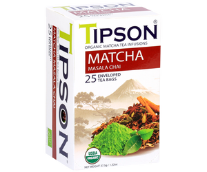 Tipson Masala Chai – organiczna matcha z dodatkiem zielonej herbaty, czarnego pieprzu, imbiru, cynamonu, goździków, gałki muszkatołowej, kardamonu i olejku z imbiru. Kopertowane saszetki zostały umieszczone w ozdobnym opakowaniu.