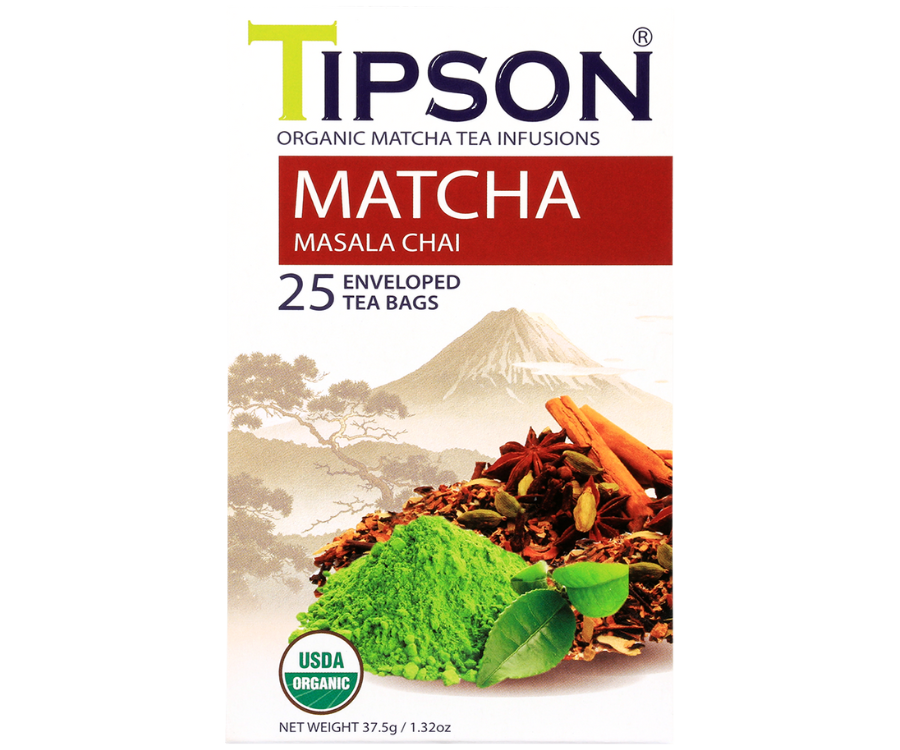 Tipson Masala Chai – organiczna matcha z dodatkiem zielonej herbaty, czarnego pieprzu, imbiru, cynamonu, goździków, gałki muszkatołowej, kardamonu i olejku z imbiru. Kopertowane saszetki zostały umieszczone w ozdobnym opakowaniu.