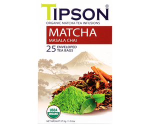 Tipson Masala Chai – organiczna matcha z dodatkiem zielonej herbaty, czarnego pieprzu, imbiru, cynamonu, goździków, gałki muszkatołowej, kardamonu i olejku z imbiru. Kopertowane saszetki zostały umieszczone w ozdobnym opakowaniu.