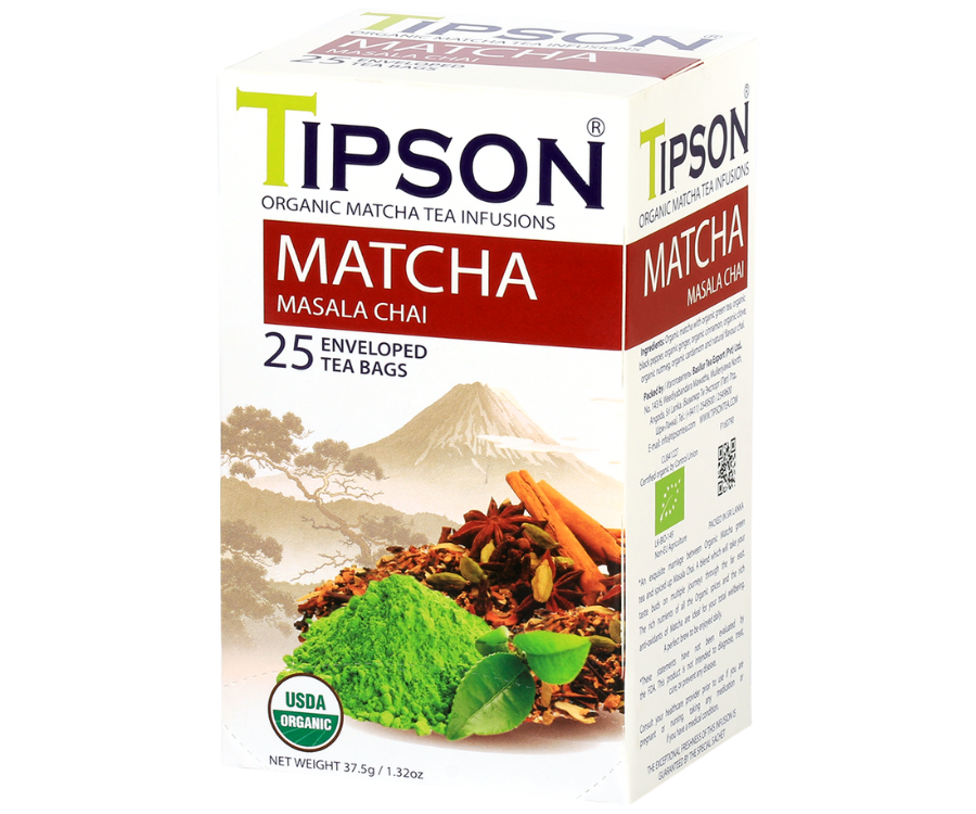 Tipson Masala Chai – organiczna matcha z dodatkiem zielonej herbaty, czarnego pieprzu, imbiru, cynamonu, goździków, gałki muszkatołowej, kardamonu i olejku z imbiru. Kopertowane saszetki zostały umieszczone w ozdobnym opakowaniu.