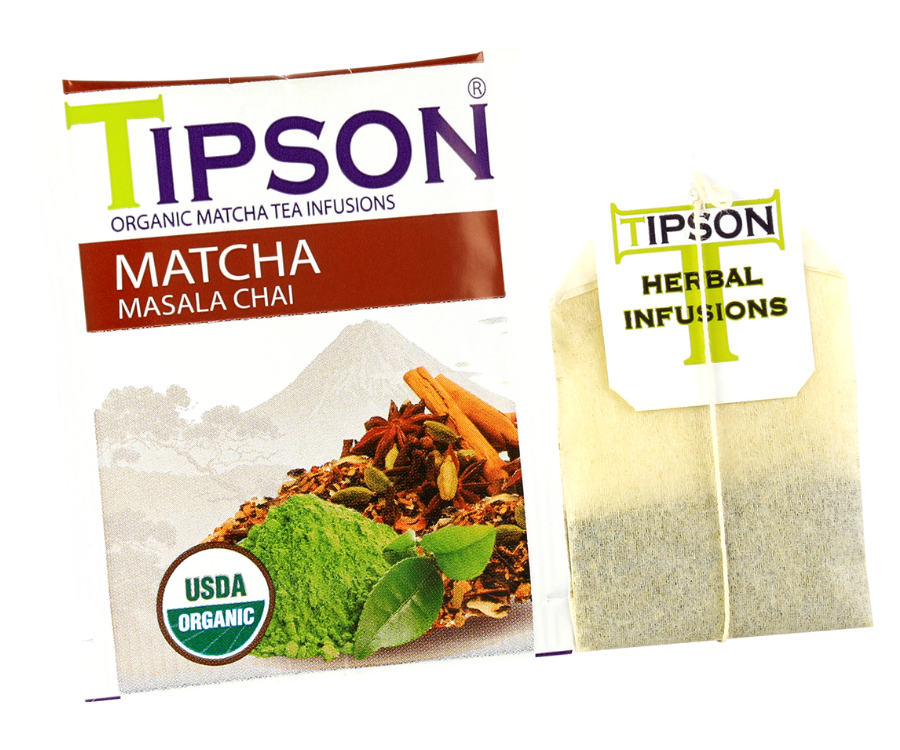 Tipson Masala Chai – organiczna matcha z dodatkiem zielonej herbaty, czarnego pieprzu, imbiru, cynamonu, goździków, gałki muszkatołowej, kardamonu i olejku z imbiru. Kopertowane saszetki zostały umieszczone w ozdobnym opakowaniu.