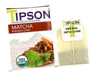 Tipson Masala Chai – organiczna matcha z dodatkiem zielonej herbaty, czarnego pieprzu, imbiru, cynamonu, goździków, gałki muszkatołowej, kardamonu i olejku z imbiru. Kopertowane saszetki zostały umieszczone w ozdobnym opakowaniu.