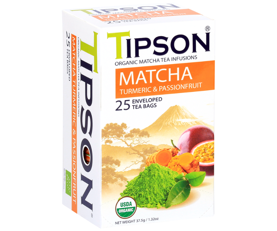 Tipson Matcha Turmeric & Passionfruit – organiczna matcha z dodatkiem zielonej herbaty, kurkumy i aromatu marakui. Kopertowane saszetki zostały umieszczone w ozdobnym opakowaniu.