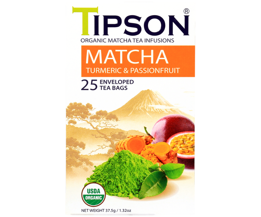 Tipson Matcha Turmeric & Passionfruit – organiczna matcha z dodatkiem zielonej herbaty, kurkumy i aromatu marakui. Kopertowane saszetki zostały umieszczone w ozdobnym opakowaniu.