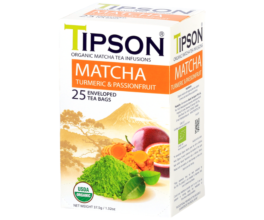 Tipson Matcha Turmeric & Passionfruit – organiczna matcha z dodatkiem zielonej herbaty, kurkumy i aromatu marakui. Kopertowane saszetki zostały umieszczone w ozdobnym opakowaniu.