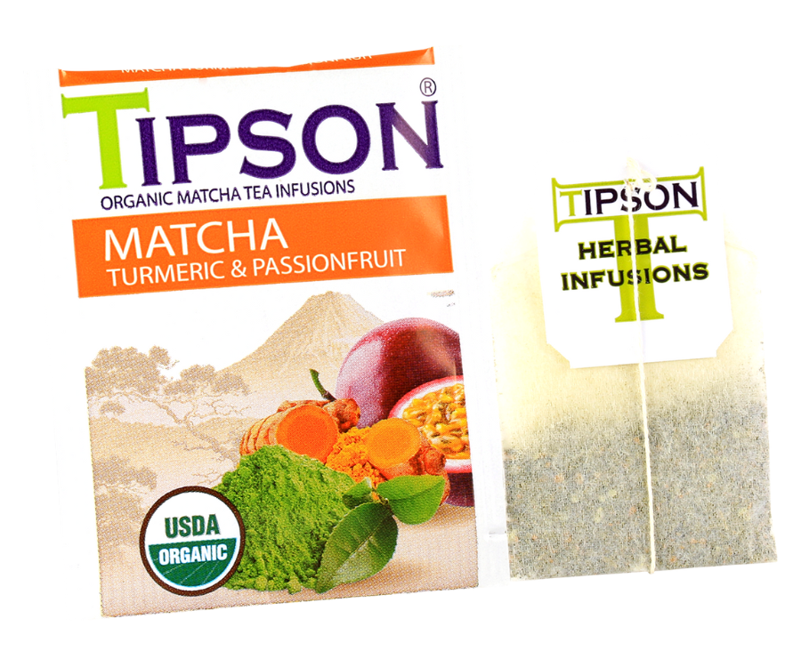 Tipson Matcha Turmeric & Passionfruit – organiczna matcha z dodatkiem zielonej herbaty, kurkumy i aromatu marakui. Kopertowane saszetki zostały umieszczone w ozdobnym opakowaniu.