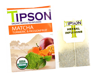 Tipson Matcha Turmeric & Passionfruit – organiczna matcha z dodatkiem zielonej herbaty, kurkumy i aromatu marakui. Kopertowane saszetki zostały umieszczone w ozdobnym opakowaniu.