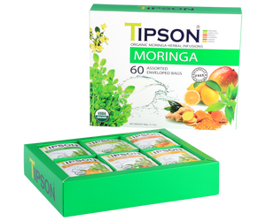 Tipson Moringa Assorted – zestaw herbat z kolekcji organicznych naparów. W prezentowej herbaciarce znajduje się 6 smaków herbat ziołowych z dodatkami – owocami, ziołami, i przyprawami. 