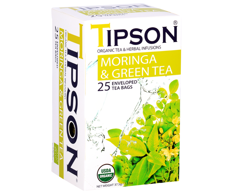 Tipson Moringa & Green Tea – ziołowy napar z liści moringi i zielonej herbaty cejlońskiej. Kopertowane saszetki zostały umieszczone w ozdobnym pudełku.