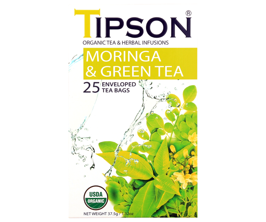 Tipson Moringa & Green Tea – ziołowy napar z liści moringi i zielonej herbaty cejlońskiej. Kopertowane saszetki zostały umieszczone w ozdobnym pudełku.