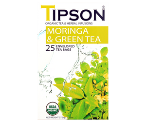 Tipson Moringa & Green Tea – ziołowy napar z liści moringi i zielonej herbaty cejlońskiej. Kopertowane saszetki zostały umieszczone w ozdobnym pudełku.