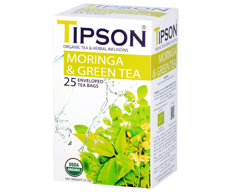 Tipson Moringa & Green Tea – ziołowy napar z liści moringi i zielonej herbaty cejlońskiej. Kopertowane saszetki zostały umieszczone w ozdobnym pudełku.