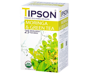 Tipson Moringa & Green Tea – ziołowy napar z liści moringi i zielonej herbaty cejlońskiej. Kopertowane saszetki zostały umieszczone w ozdobnym pudełku.