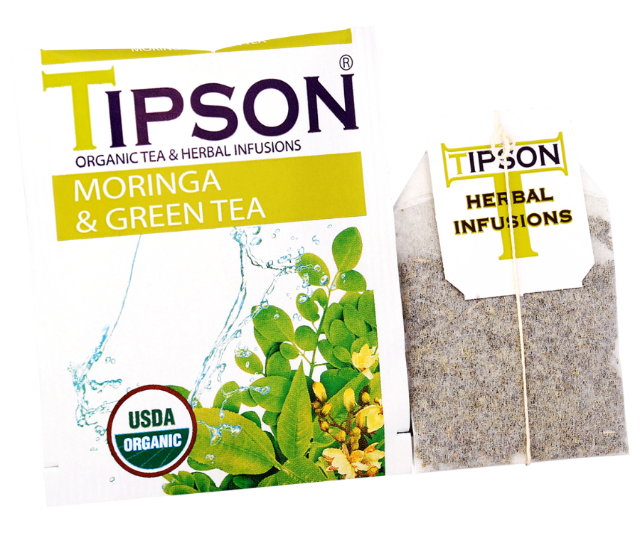 Tipson Moringa & Green Tea – ziołowy napar z liści moringi i zielonej herbaty cejlońskiej. Kopertowane saszetki zostały umieszczone w ozdobnym pudełku.