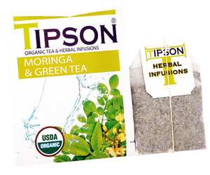 Tipson Moringa & Green Tea – ziołowy napar z liści moringi i zielonej herbaty cejlońskiej. Kopertowane saszetki zostały umieszczone w ozdobnym pudełku.