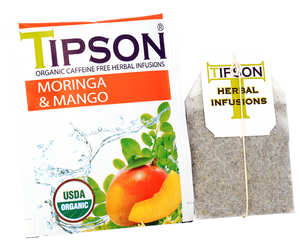 Tipson Moringa & Mango – ziołowa herbata  z liśćmi moringi i mango. Kopertowane saszetki zostały umieszczone w ozdobnym pudełku.