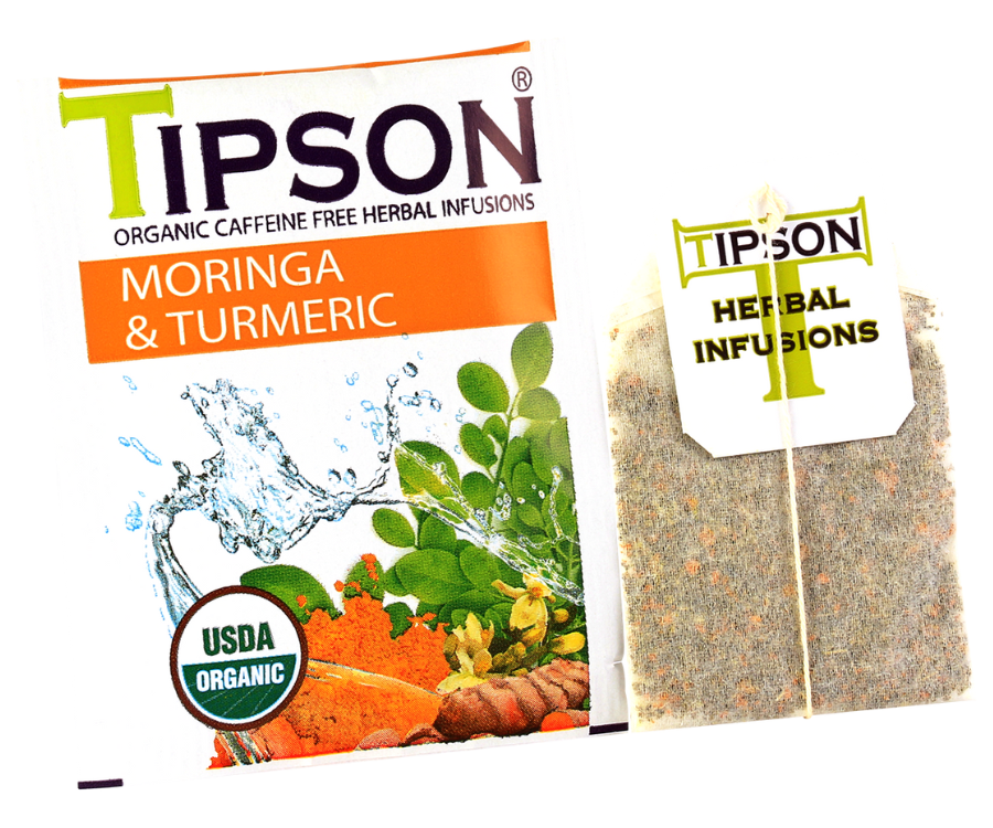 Tipson Moringa & Turmeric – ziołowa herbata z liśćmi moringi i kurkumą. Kopertowane saszetki zostały umieszczone w ozdobnym pudełku.