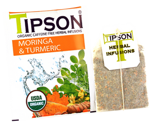 Tipson Moringa & Turmeric – ziołowa herbata z liśćmi moringi i kurkumą. Kopertowane saszetki zostały umieszczone w ozdobnym pudełku.