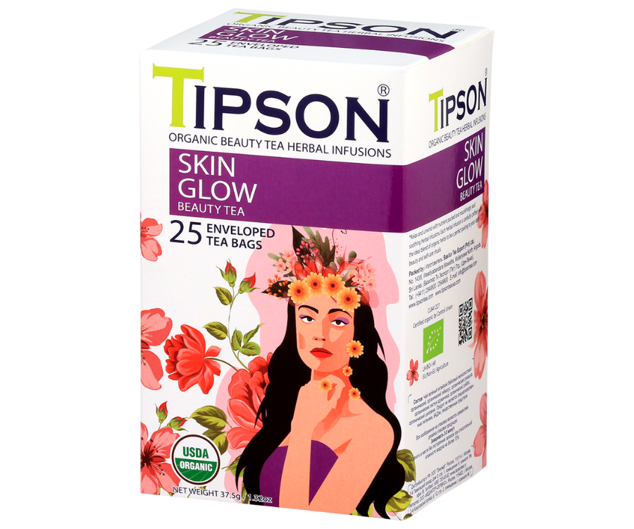 Tipson Skin Glow – organiczna mieszanka zielonej herbaty, hibiskusa, rumianku, mniszka lekarskiego, rooibosa i owoców dzikiej róży na spowolnienie procesu starzenia się skóry. Kopertowane saszetki zostały umieszczone w ozdobnym opakowaniu.