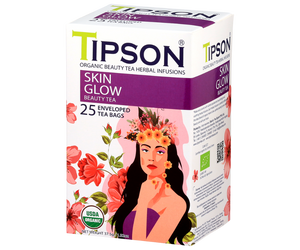 Tipson Skin Glow – organiczna mieszanka zielonej herbaty, hibiskusa, rumianku, mniszka lekarskiego, rooibosa i owoców dzikiej róży na spowolnienie procesu starzenia się skóry. Kopertowane saszetki zostały umieszczone w ozdobnym opakowaniu.