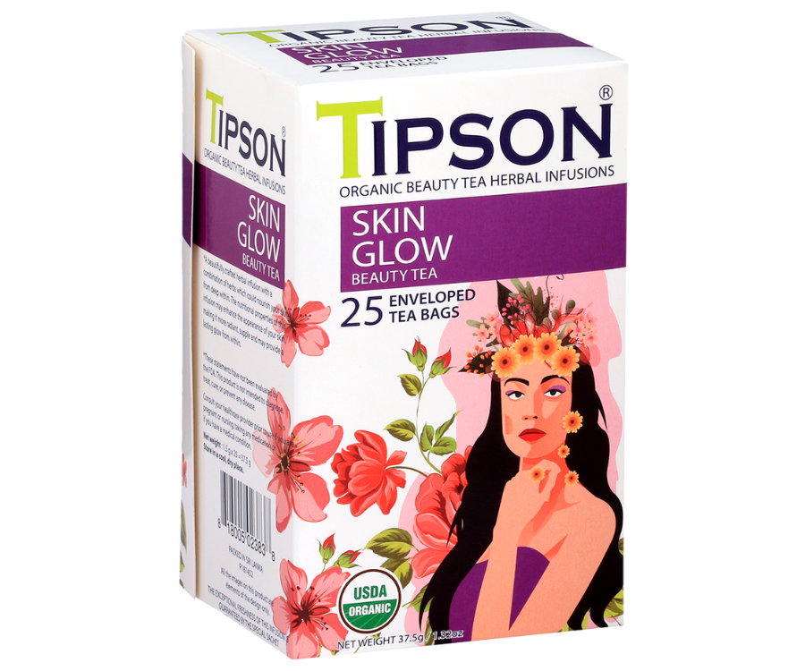 Tipson Skin Glow – organiczna mieszanka zielonej herbaty, hibiskusa, rumianku, mniszka lekarskiego, rooibosa i owoców dzikiej róży na spowolnienie procesu starzenia się skóry. Kopertowane saszetki zostały umieszczone w ozdobnym opakowaniu.