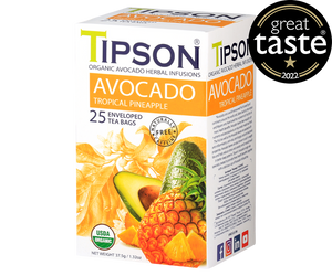 Tipson Avocado Tropical Pineapple – organiczna mieszanka trawy cytrynowej, dzikiej róży, liści awokado, bazylii, hibiskusa, ashwagandhy, owoców awokado oraz naturalnego aromatu ananasa. Kopertowane saszetki zostały umieszczone w opakowaniu ozdobionym grafiką liści i owoców.