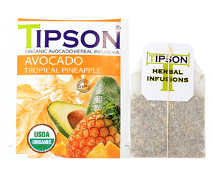 Tipson Avocado Tropical Pineapple – organiczna mieszanka trawy cytrynowej, dzikiej róży, liści awokado, bazylii, hibiskusa, ashwagandhy, owoców awokado oraz naturalnego aromatu ananasa. Kopertowane saszetki zostały umieszczone w opakowaniu ozdobionym grafiką liści i owoców.