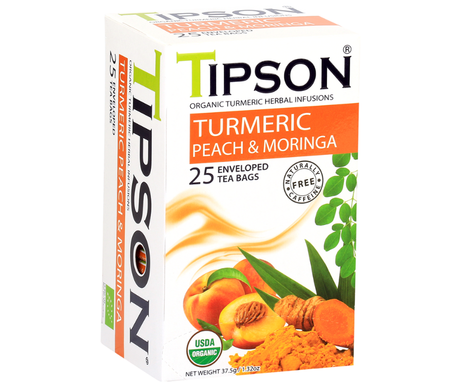 Tipson Turmeric Peach & Moringa – ziołowa herbata z trawą cytrynową, moringą, kurkumą i brzoskwinią. Kopertowane saszetki zostały umieszczone w ozdobnym pudełku.