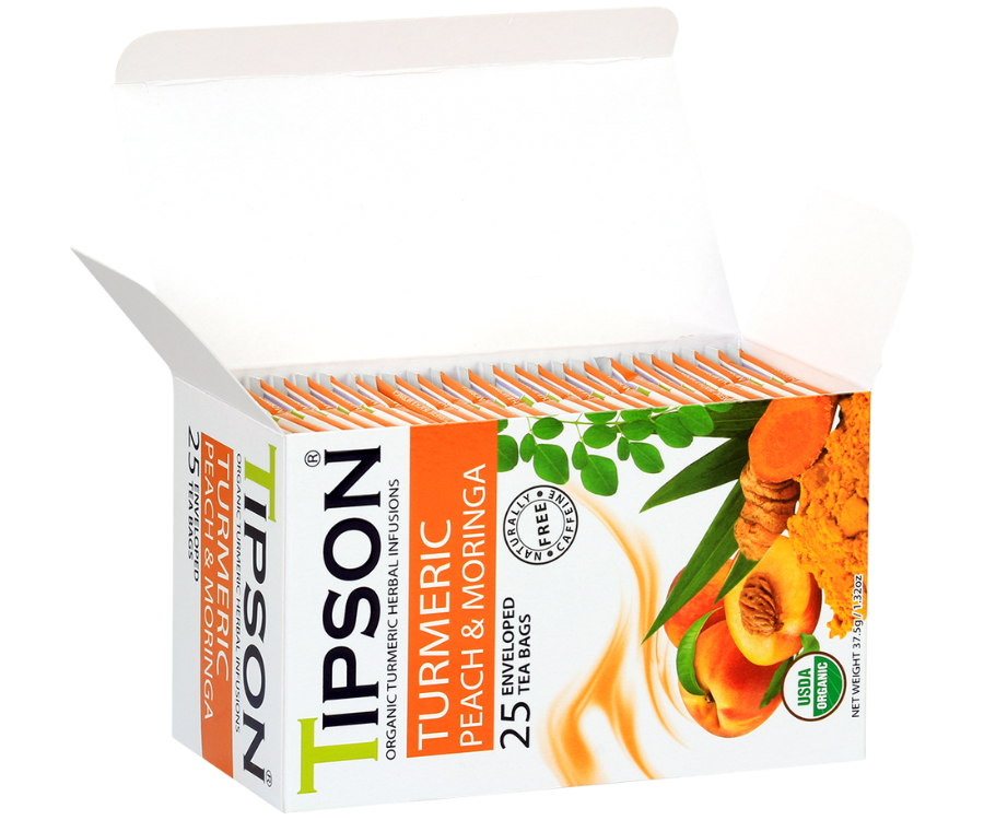 Tipson Turmeric Peach & Moringa – ziołowa herbata z trawą cytrynową, moringą, kurkumą i brzoskwinią. Kopertowane saszetki zostały umieszczone w ozdobnym pudełku.