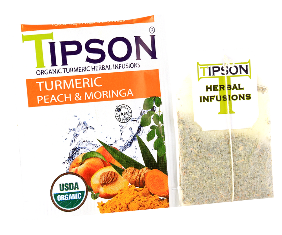Tipson Turmeric Peach & Moringa – ziołowa herbata z trawą cytrynową, moringą, kurkumą i brzoskwinią. Kopertowane saszetki zostały umieszczone w ozdobnym pudełku.