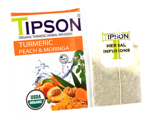 Tipson Turmeric Peach & Moringa – ziołowa herbata z trawą cytrynową, moringą, kurkumą i brzoskwinią. Kopertowane saszetki zostały umieszczone w ozdobnym pudełku.