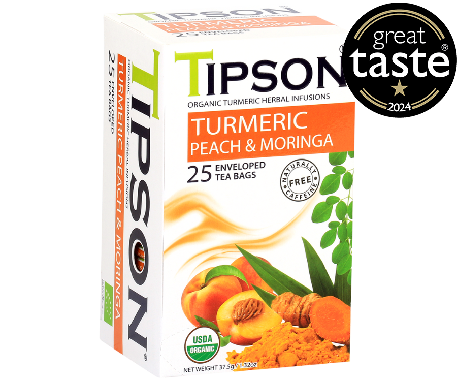 Tipson Turmeric Peach & Moringa – ziołowa herbata z trawą cytrynową, moringą, kurkumą i brzoskwinią. Kopertowane saszetki zostały umieszczone w ozdobnym pudełku.