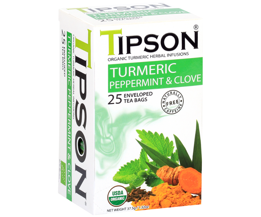 Tipson Turmeric Peppermint & Clove – ziołowa herbata z trawą cytrynową, goździkami, rumiankiem, kurkumą, miętą pieprzową, moringą i bazylią. Kopertowane saszetki zostały umieszczone w ozdobnym pudełku.