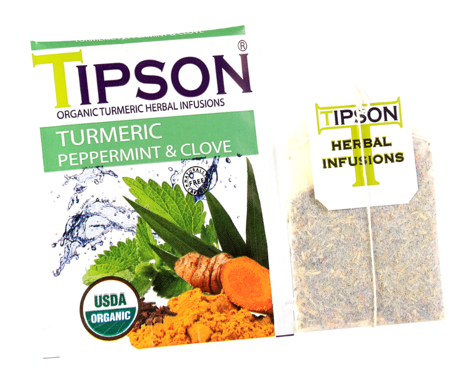 Tipson Turmeric Peppermint & Clove – ziołowa herbata z trawą cytrynową, goździkami, rumiankiem, kurkumą, miętą pieprzową, moringą i bazylią. Kopertowane saszetki zostały umieszczone w ozdobnym pudełku.