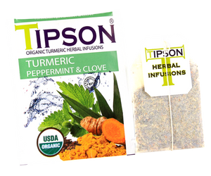 Tipson Turmeric Peppermint & Clove – ziołowa herbata z trawą cytrynową, goździkami, rumiankiem, kurkumą, miętą pieprzową, moringą i bazylią. Kopertowane saszetki zostały umieszczone w ozdobnym pudełku.